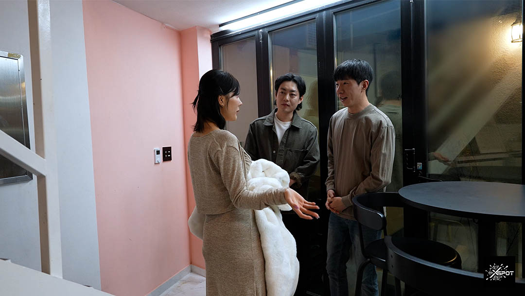 XRI-104 외로운 밤 방문을 열어둔 여주인